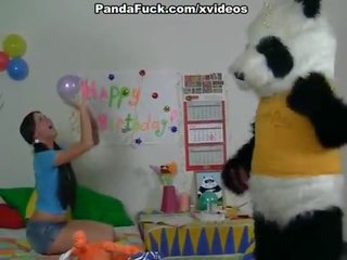 Began へ 遊ぶ ととも​​に a 大きい ピーター おもちゃ panda