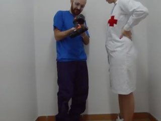 Enfermeira fazendo primeiro aid em pénis