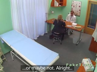 Rubia vendedora follada en falso hospital