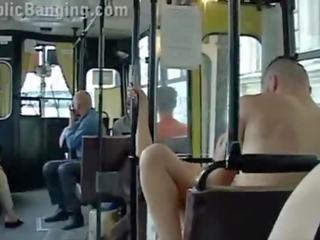 Ekstremalus viešumas x įvertinti klipas į a miestas autobusas su visi as passenger žiūrėjimas as pora šūdas