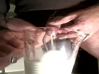 Mjölk inser i peter och sperma