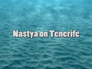 अडॉरेबल nastya स्विम्मिंग न्यूड में the सागर