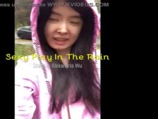 Warga asia remaja kepada umum mendedahkan dirinya dalam yang rain&excl;
