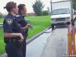 Naaras- poliisit vetää yli musta suspect ja imaista hänen pietari