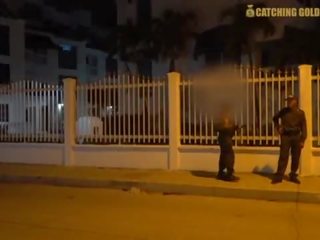 Oh tuhan besar bokong kolumbia petugas polisi petugas mendapat kacau oleh sebuah orang asing
