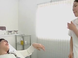 Japonais lesbienne sedusive crachant massage clinique sous-titré