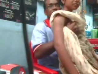 Indisk desi baben körd av granne farbror inuti butik