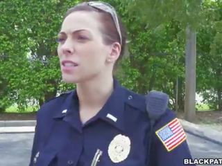 Perempuan polisi menarik lebih hitam suspect dan mengisap dia peter