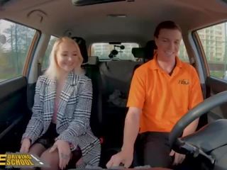 Võltsitud driving kool blond marilyn sugar sisse mustanahaline sukad täiskasvanud film sisse auto